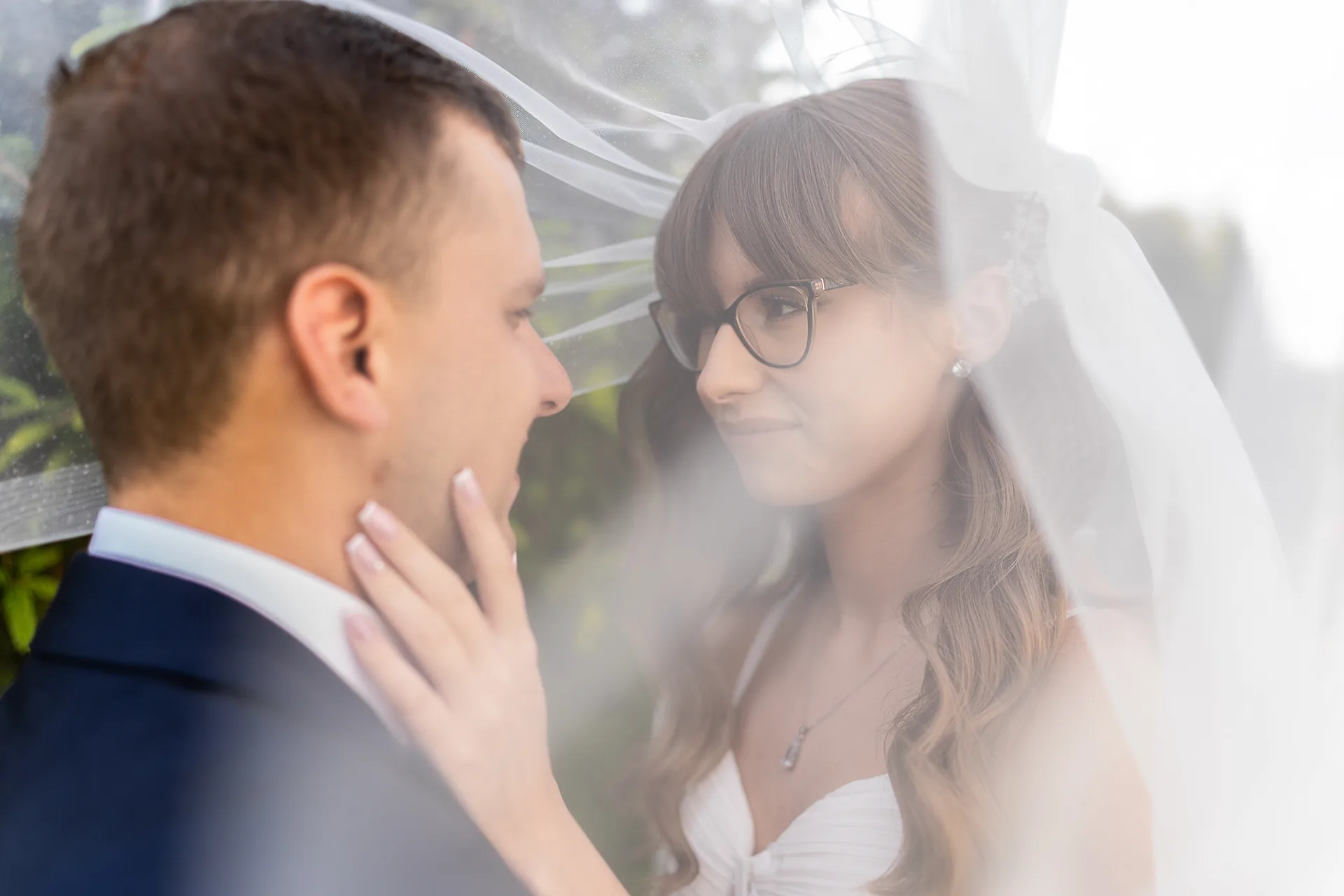 Para młoda pod welonem, spojrzenie — sesja ślubna, fotograf Tobiasz Kaczmarczyk